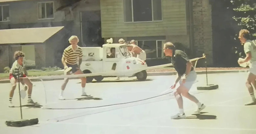 Pickleball được phát minh vào năm 1965 bởi Joel Pritchard, Bill Bell và Barney McCallum
